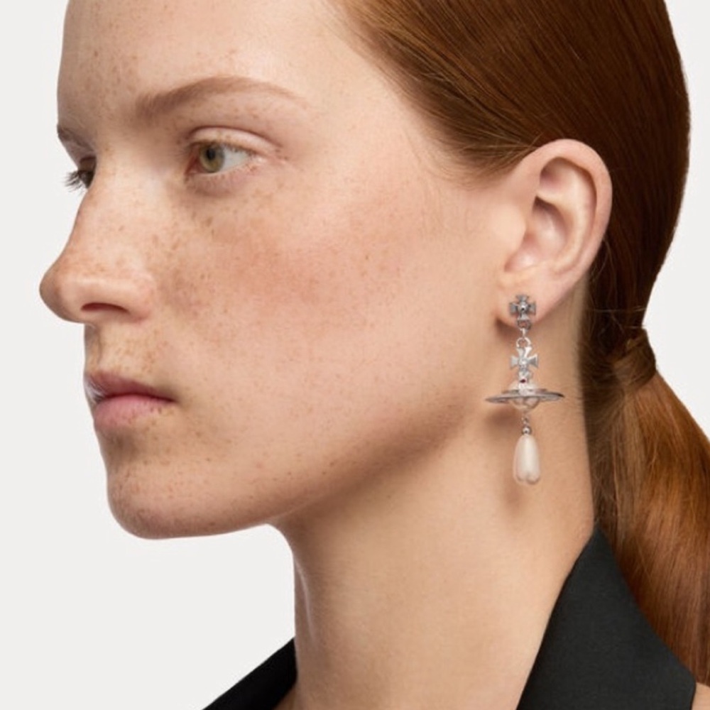 Vivienne Westwood Pearl Drop Earrings
Platinum/Pearl